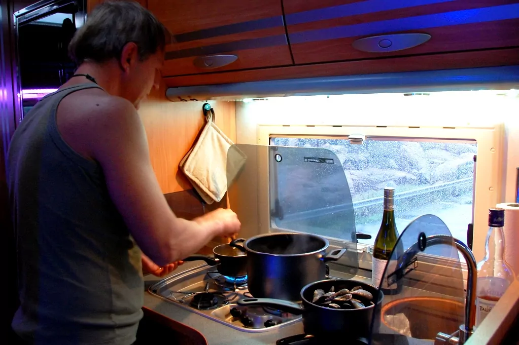 Att göra i en husbil: Peter kokar musslor i husbilen - en av våra favoriter!