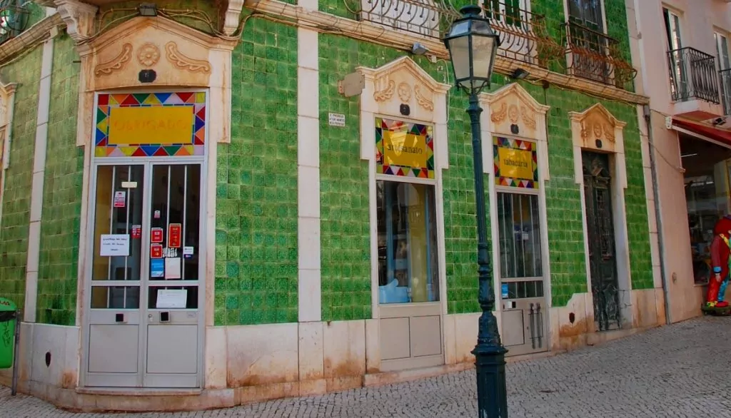 Ett färggrannt hus inne i Gamla stan i Lagos