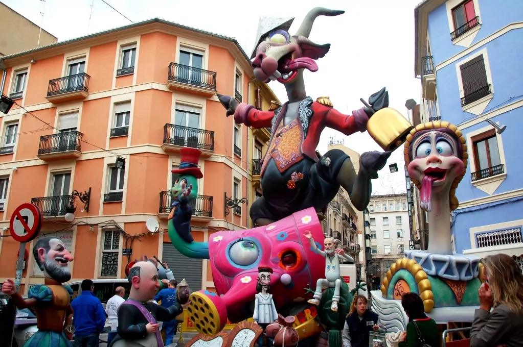 Under hela festivalen är Valencia fyllt av enorma statyer, "fallas"