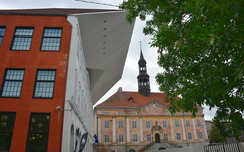 Universitetet och rådhuset i Narva i Estland