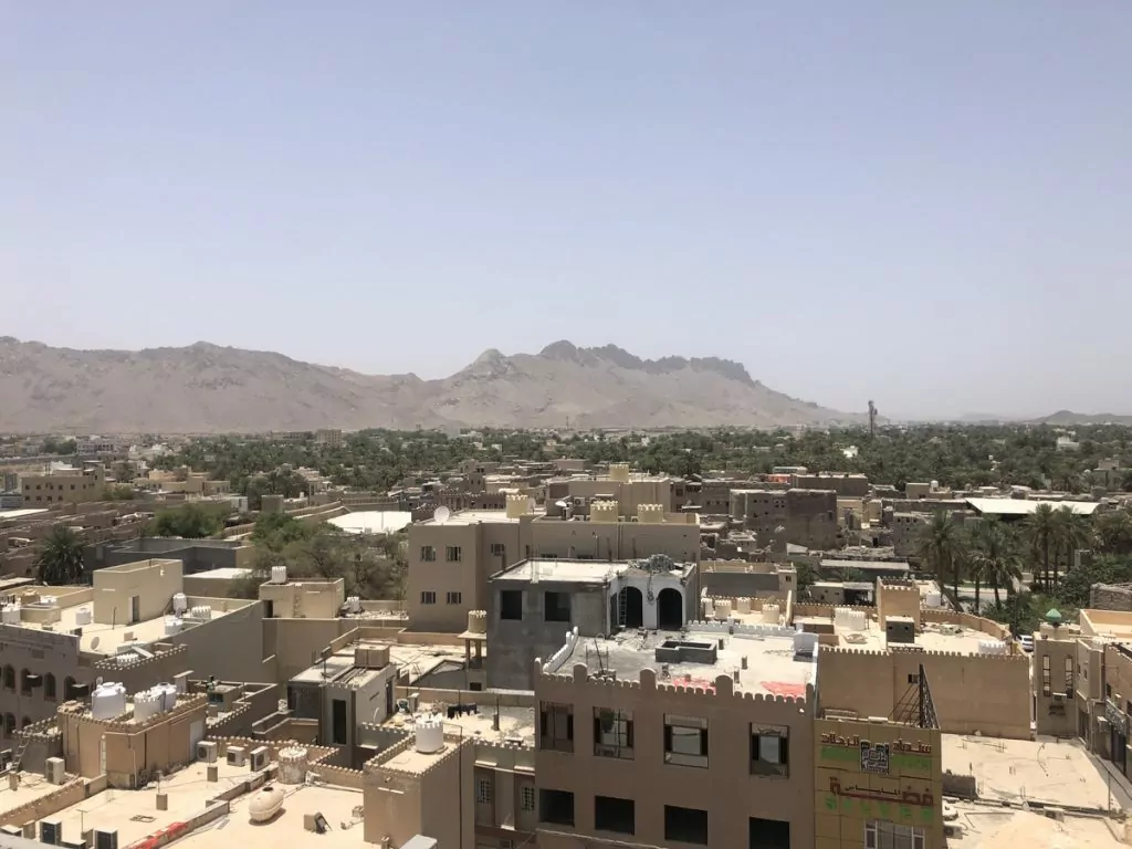 Niswa i Oman med Hajarbergen i bakgrunden