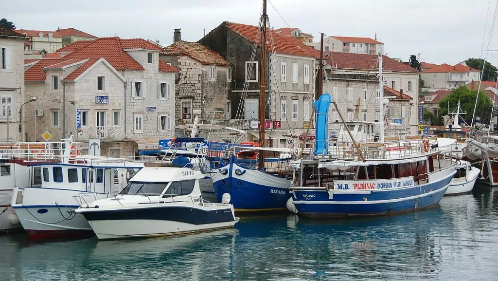 Båtar i Trogir i Kroatien