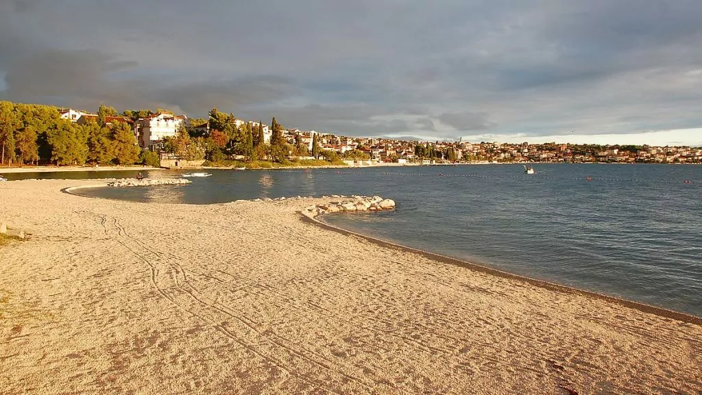 Strand i Trogir i Kroatien