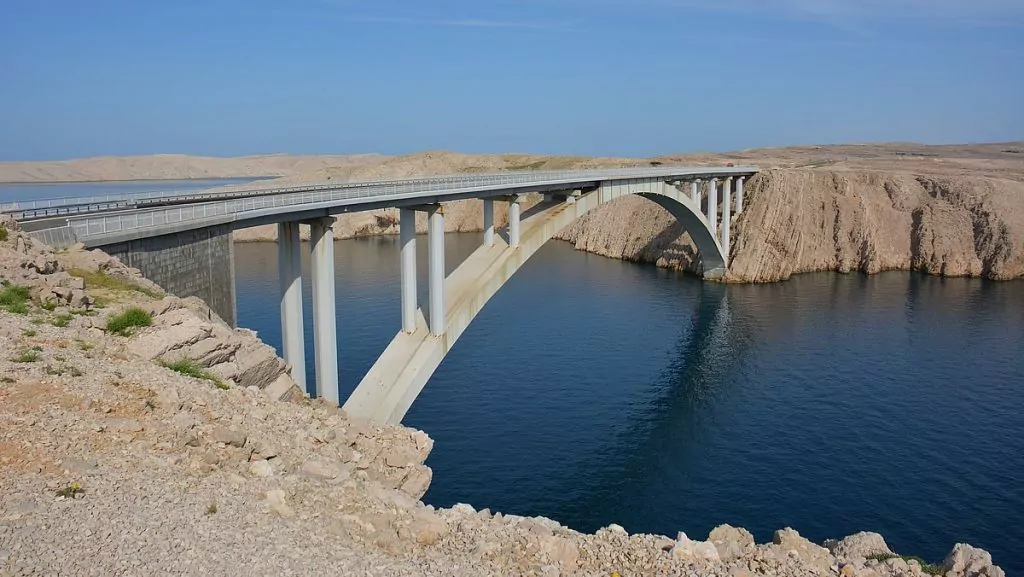 Bron till ön Pag i Kroatien