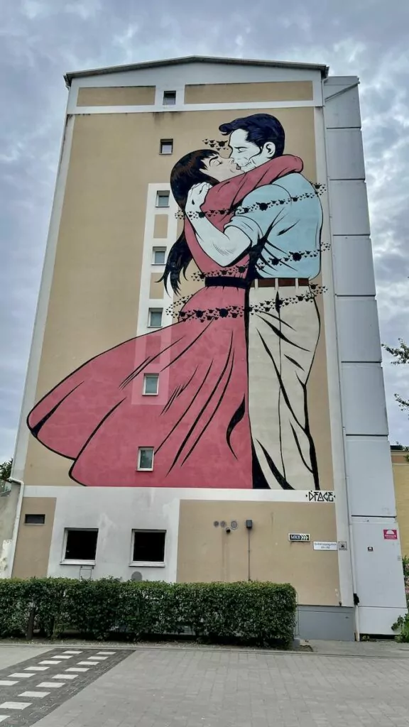 Street Art i Malmö - muralmålning / väggmålning Last Embrace before departure 