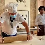 Att baka St Martin croissanter på museum i Poznan