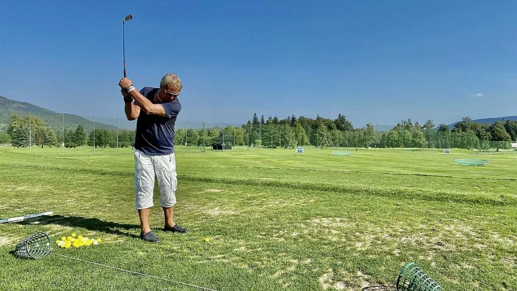 Peter spelqr golf i Tjeckien