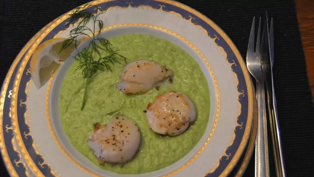 Pilgrimsmusslor med ärtpuré