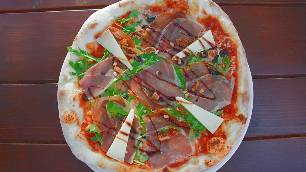 Pizza på pizzerian på camping Simuni