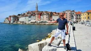 Peter framför staden Rovinj på Istrien