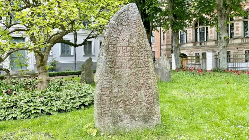 Runstenar utanför Kulturen i Lund