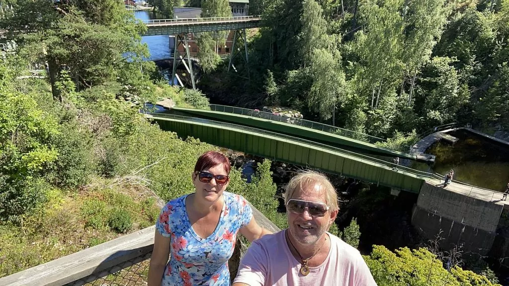 Helena och Peter vid akvedukten i Håverud