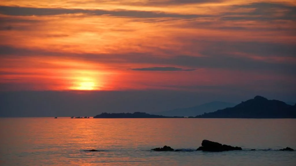 Solnedgång, paradisstrand på Korsika