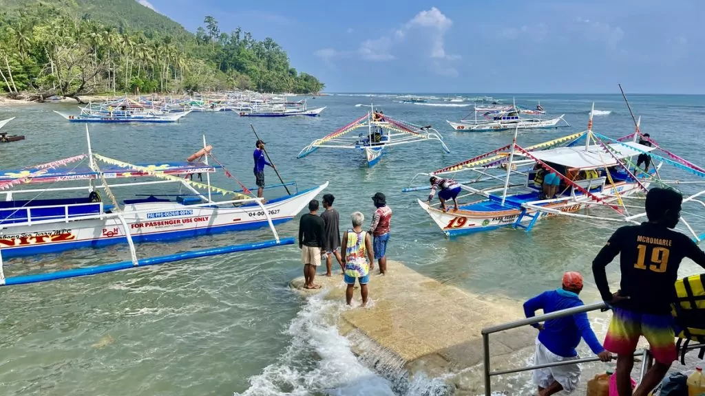 Filippinska båtar i Sabang på Palawan