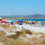 Försäljare på stränder – heta dagar på Sardinien