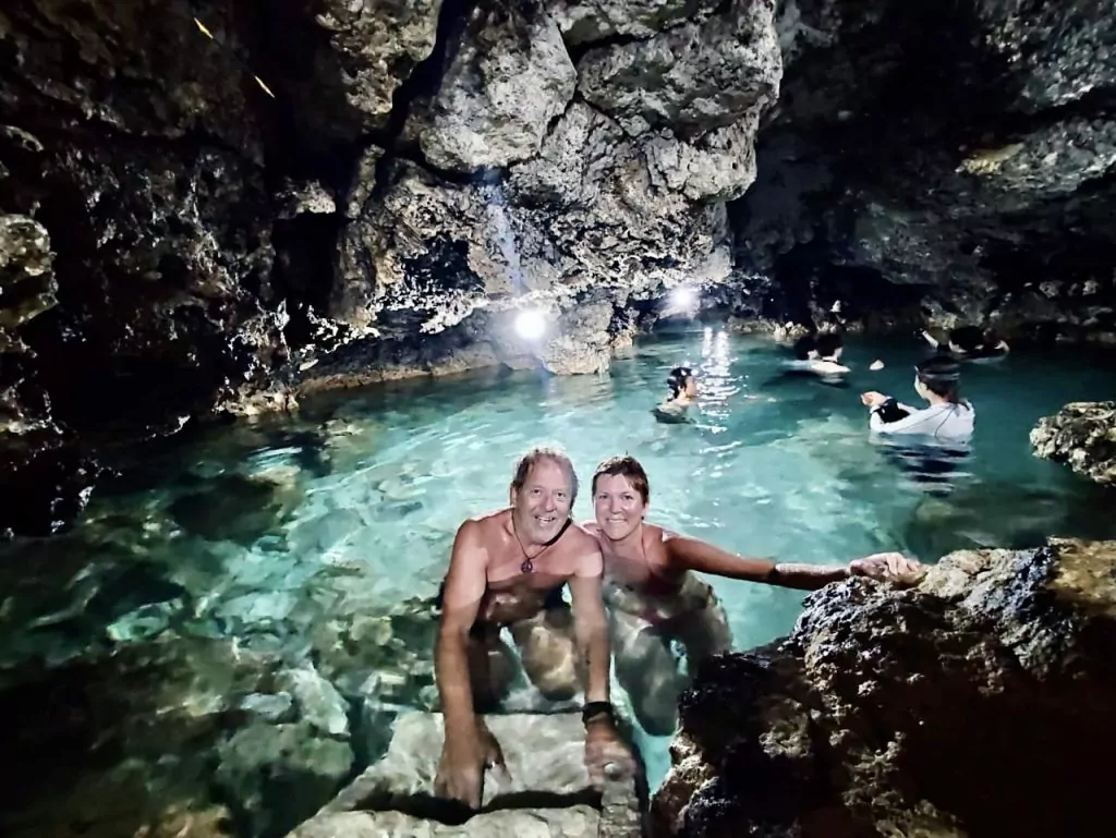 Att göra i Filippinerna - bada i grottor