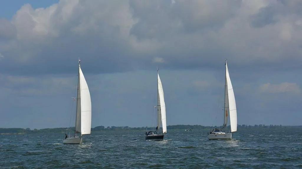 Tre segelbåtar i Oderlagunen