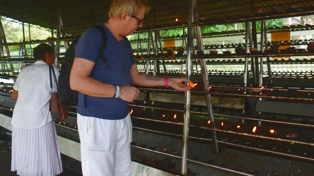 Peter tänder ljus i Anuradhapura