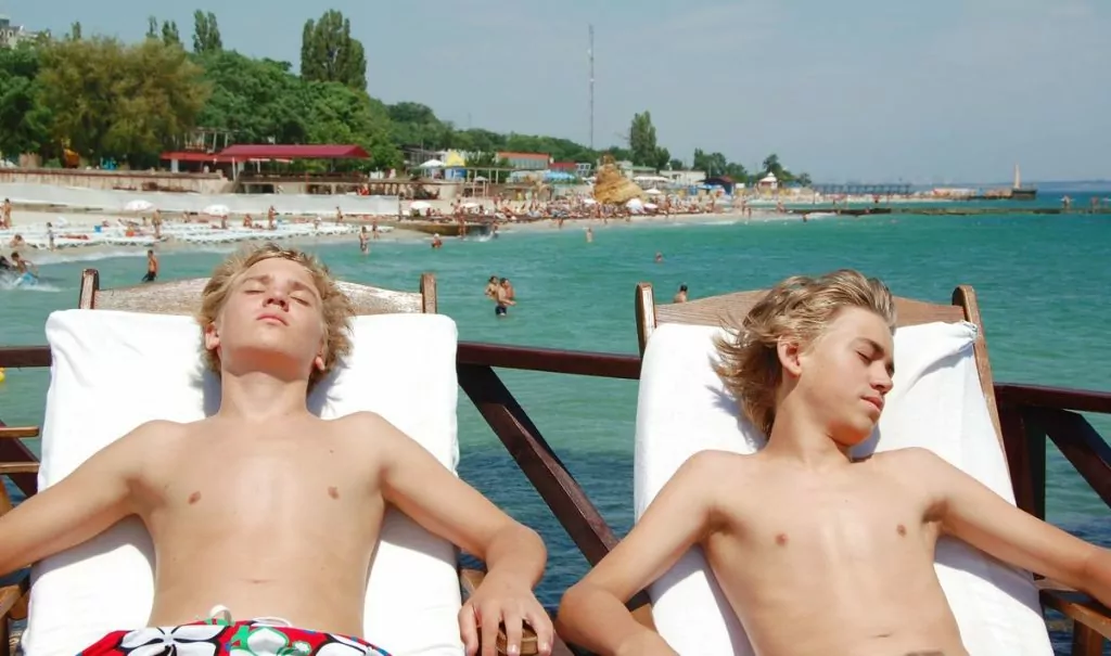 Pontus och Billie på stranden i Odessa