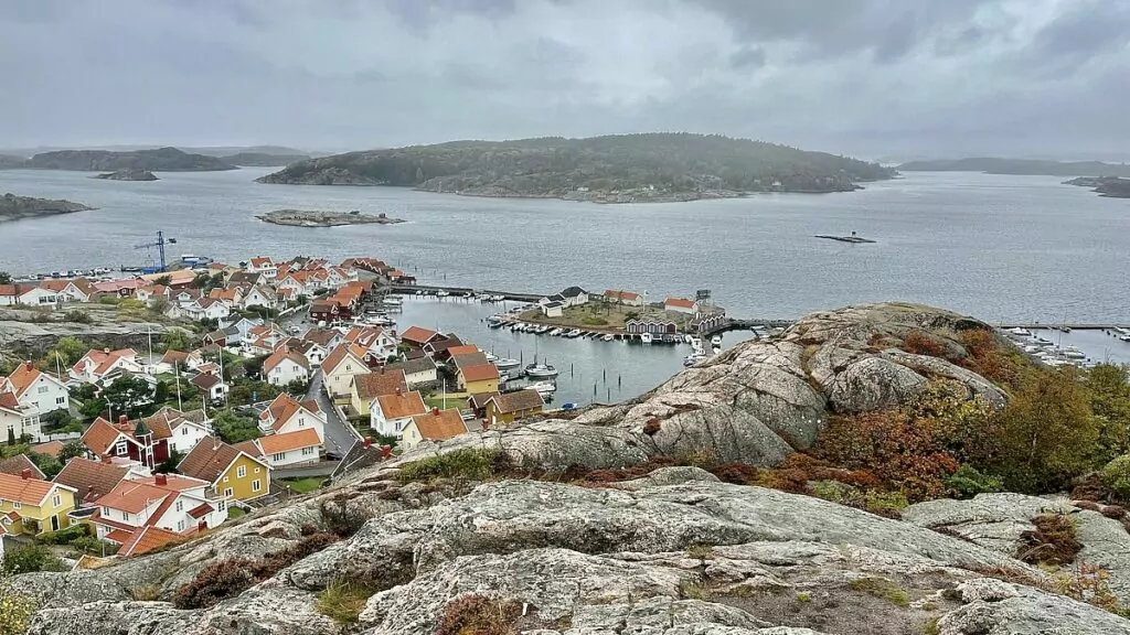 Utsikt från toppen av Kungsklyftan i Fjällbacka