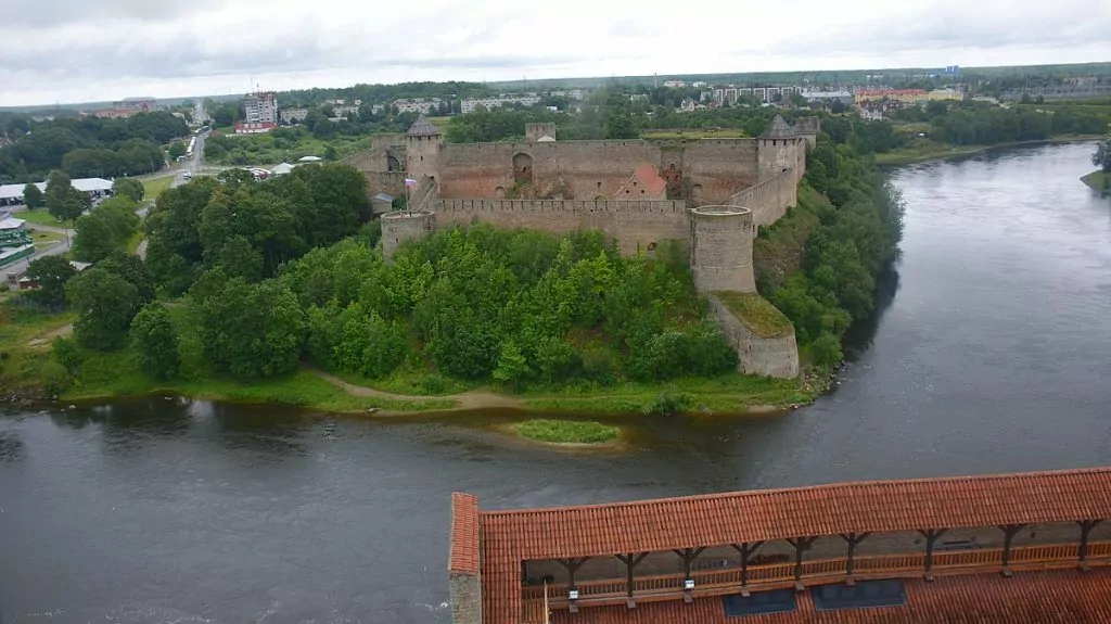 Utsikt mot Ryssland från Narva i Estland