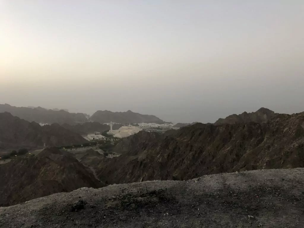 Utsikt utanför Muskat, Indiska Oceanen ligger utanför Oman