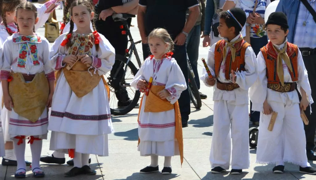 Folkdans på torget i Zagreb