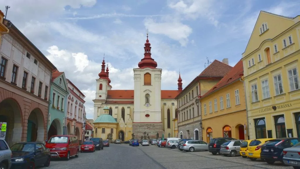 I bakgrunden syns "The Temple of the Assumption of the Virgin"