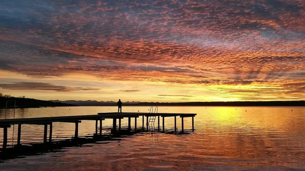 I närheten av Passionsspelen i Oberammergau - sjön Ammersee