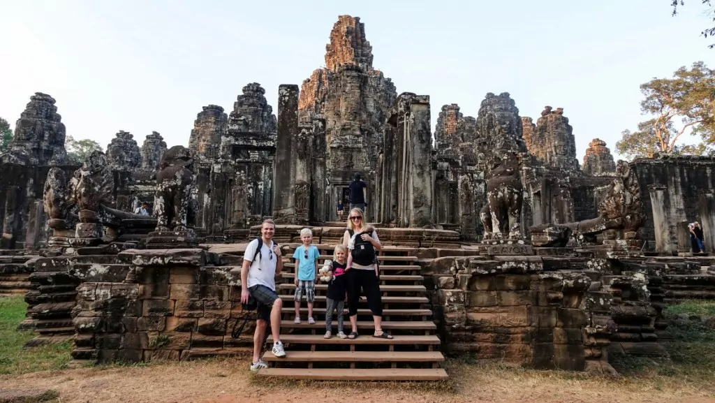 Annika Myhre med familj utanför Bayon Temple i Kambodja