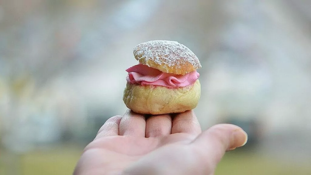 Rosa mini-semla