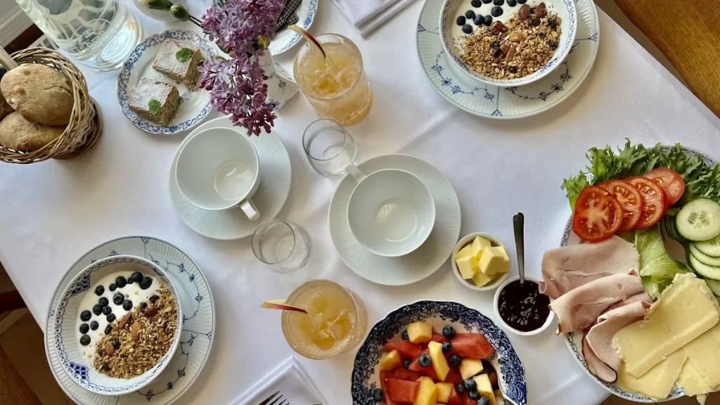 Att göra på Föglö i Åland - frukost på Carlsro badhotell