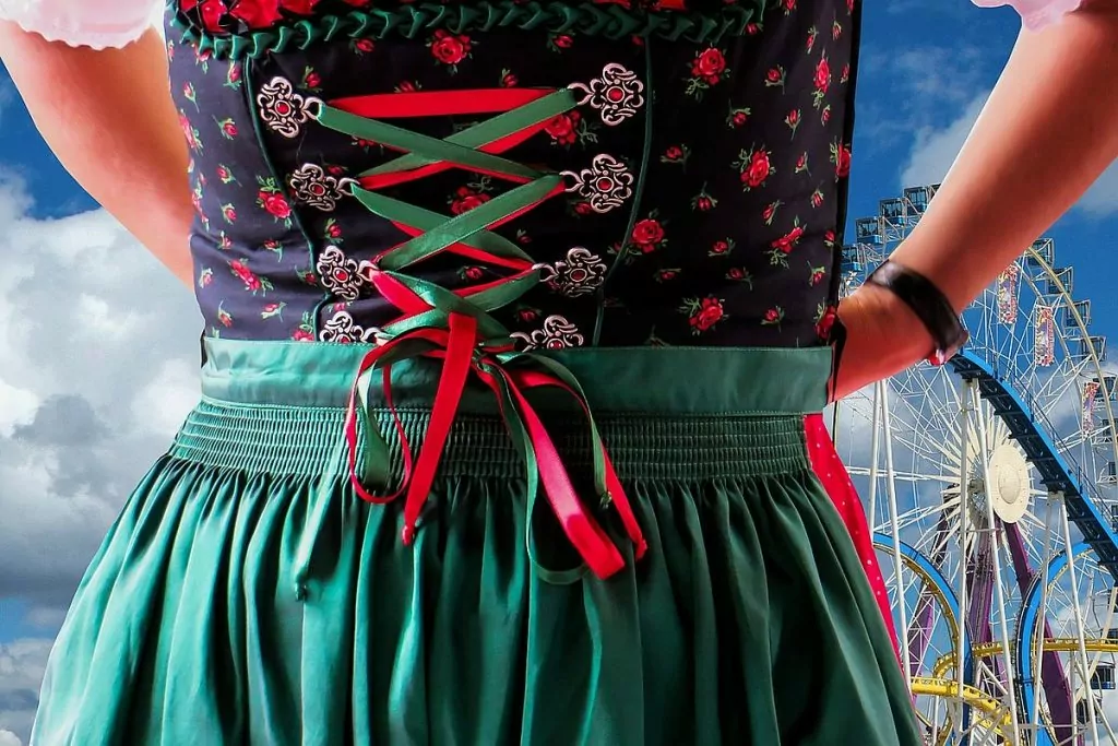 Oktoberfest i Tyskland och klänningen dirndl