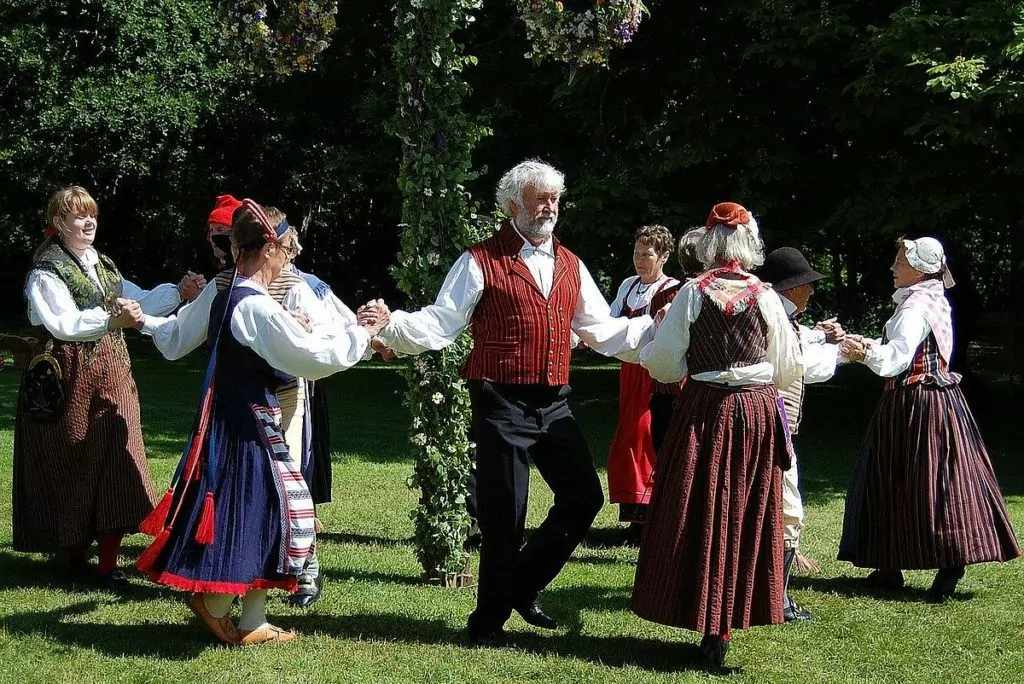 Varför firar vi midsommar? Dans vid midsommarstången