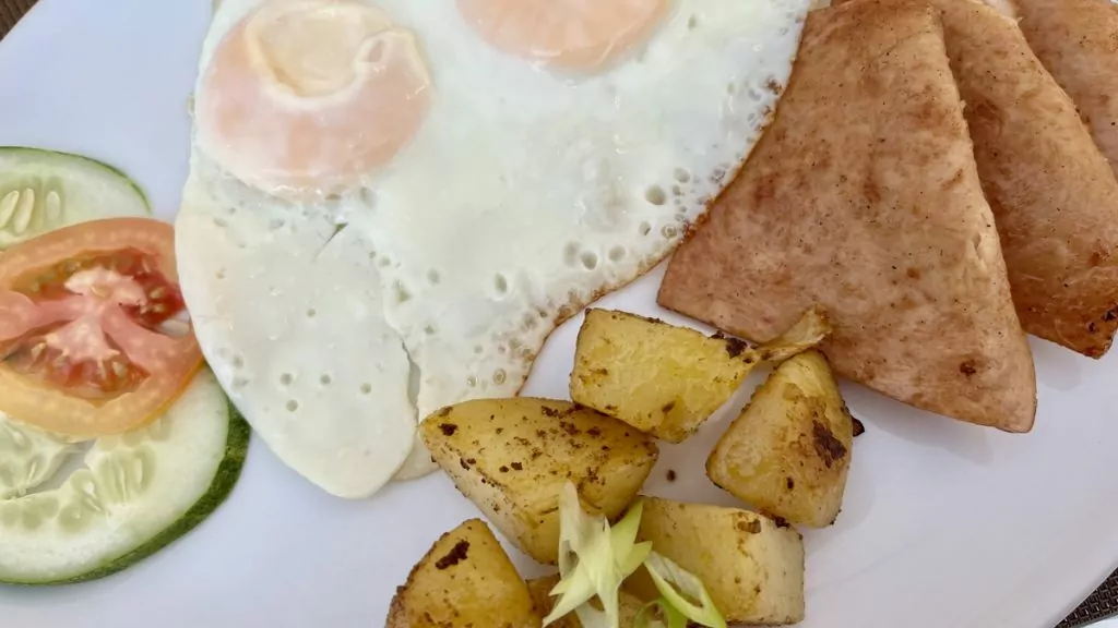 Frukost på Marina Point Bay Resort, på ön Panglao i Filippinerna