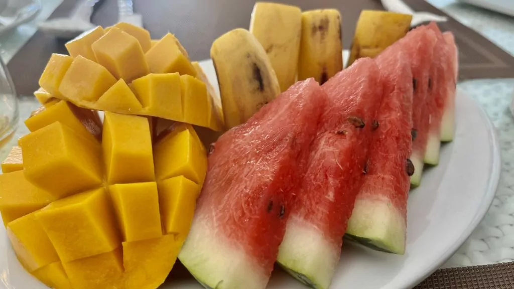 färsk frukt - mango, banan och vattenmelon