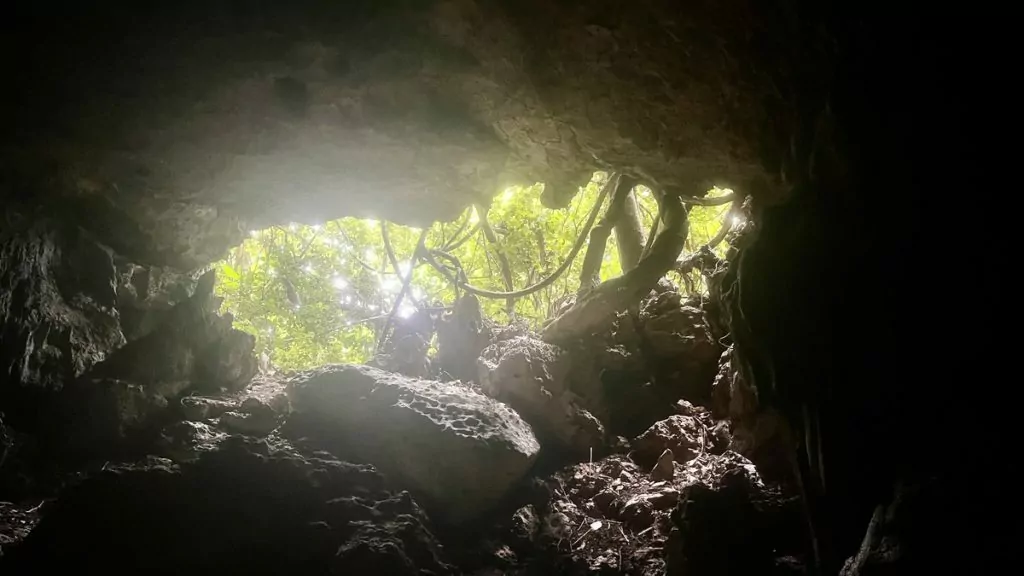 Grotta på ön Himokilan i Filppinerna