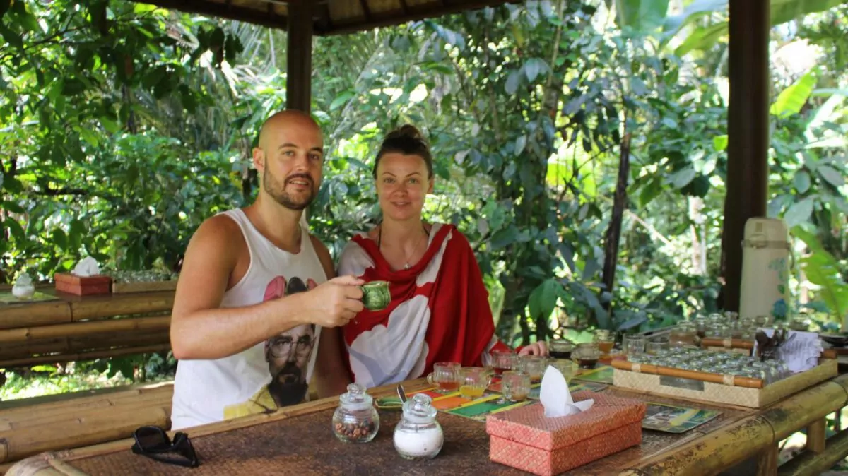 Här dricker vi världens dyraste kaffe; Luwak kaffe, på Perean coffee garden and spices, Bali.