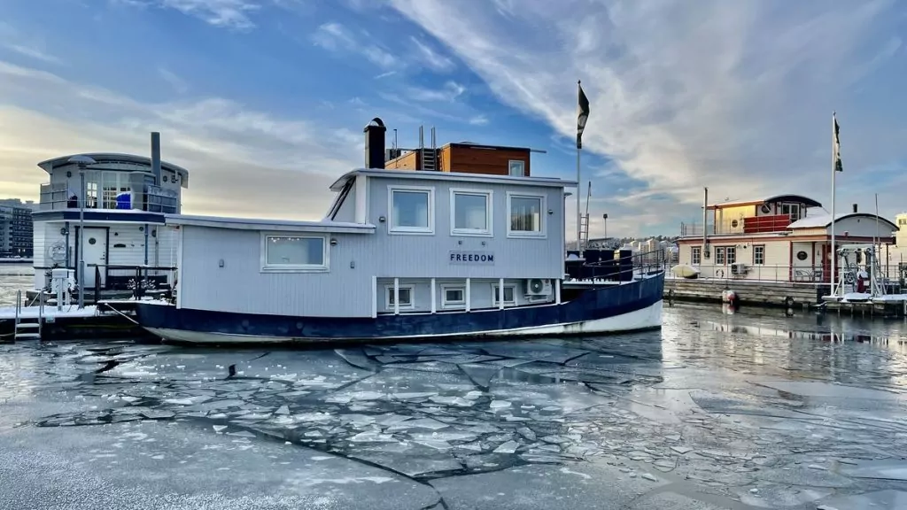 Bo på vattnet på vintern  - vår husbåt