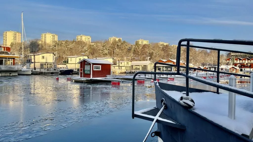 Bo på vattnet på vintern 