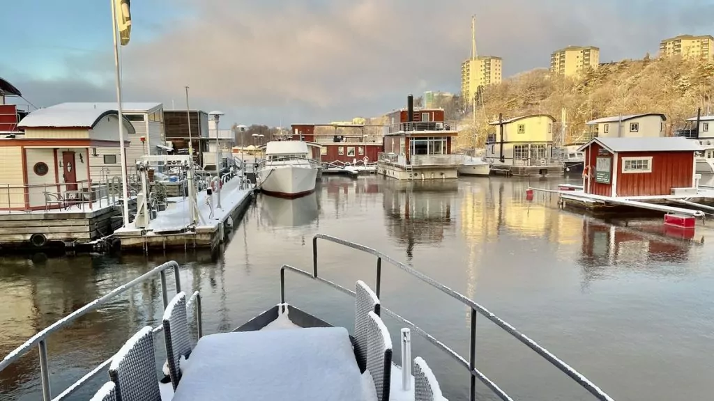 Bo på vattnet på vintern - utsikt från vår husbåt