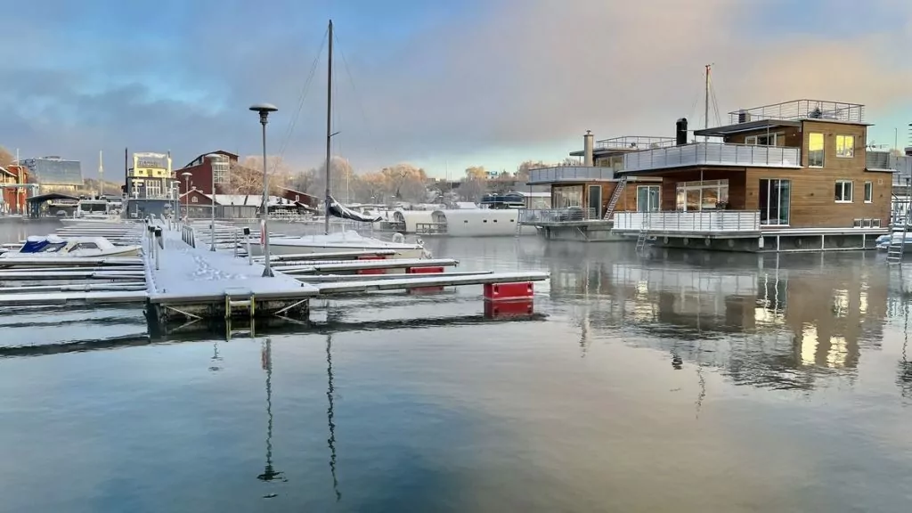 Bo på vattnet på vintern - Pampas marina