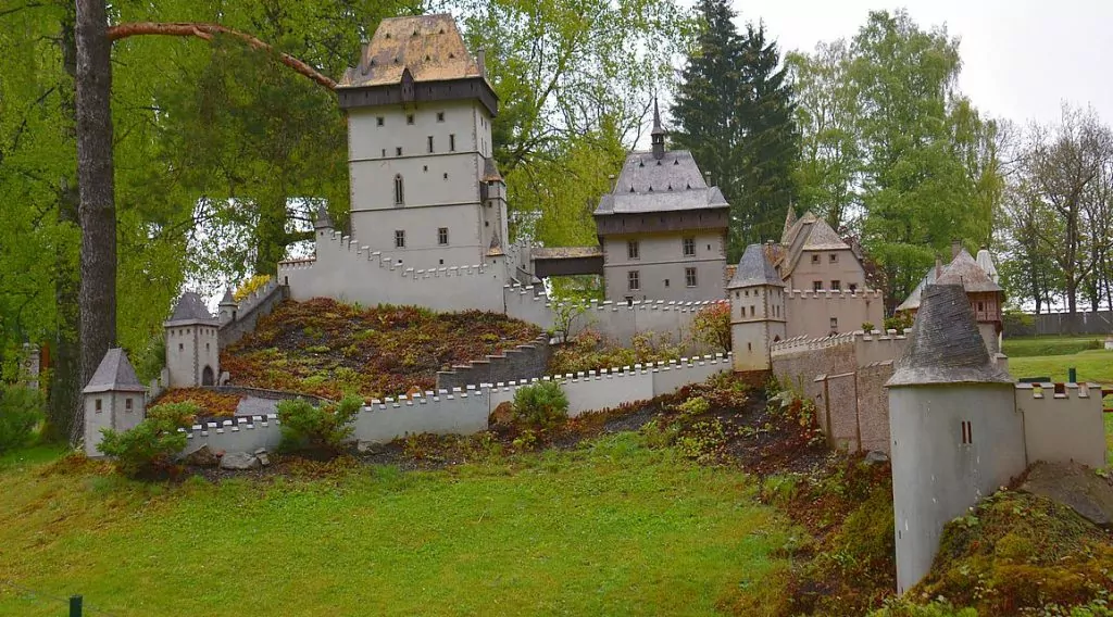 Karlstein i Prag i Park Boheminium i Tjeckien