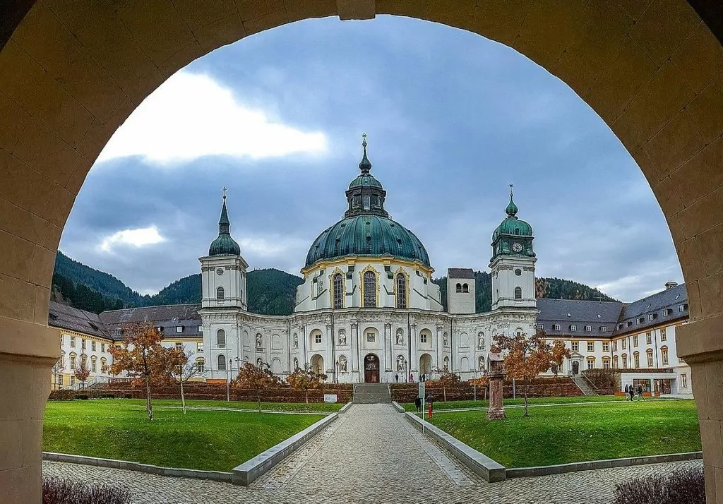 I närheten av Passionsspelen i Oberammergau - klostret Ettal