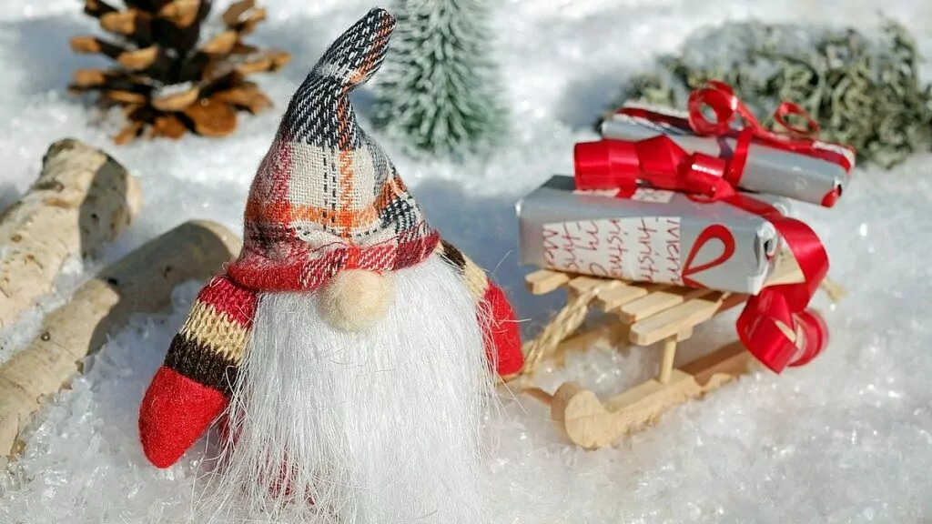 Tomte med julklappar