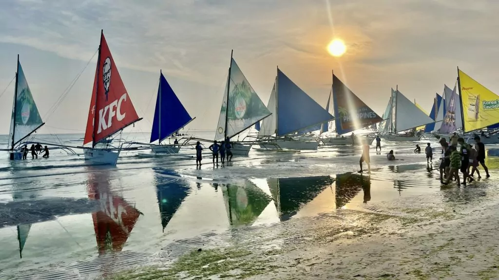 Att göra i Filippinerna - segla i solnedgången