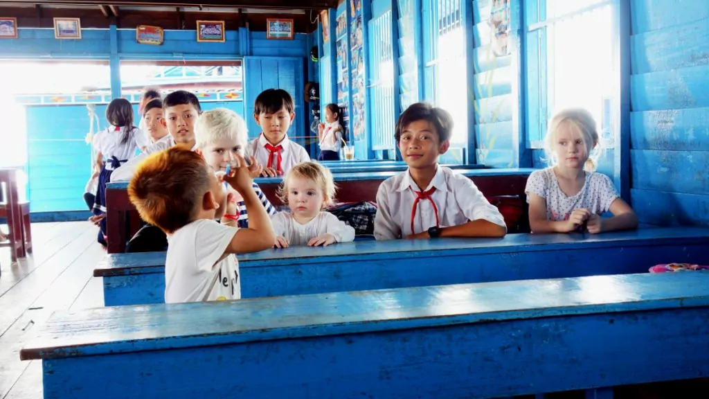 Sebastian, Nelly och Julia på besök i en skola i Kambodja