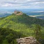 Burg Hohenzollern i Tyskland – på toppen av ett berg