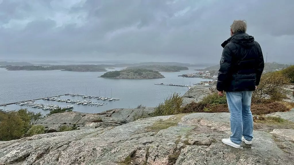 Utsikt från toppen av Kungsklyftan i Fjällbacka